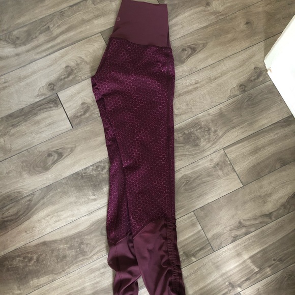 Lululemon leggings with mesh detail - Picture 2 of 4
